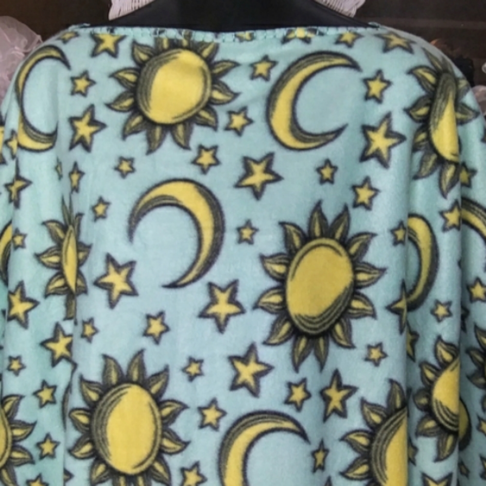 GROOVY GLAM Stars Handmade Classic Fleece Poncho - Picture 2 of 3